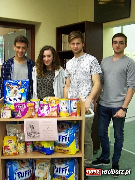Zdjęcie w galerii na portalu naszraciborz.pl: Wymień karę na karmę - studenci Państwowej Wyższej Szkoły Zawodowej w Raciborzu wsparli schronisko dla zwierząt wiadomości z regionu