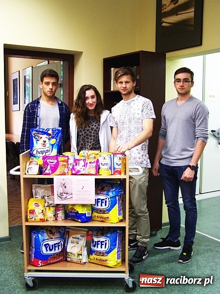 Zdjęcie w galerii na portalu naszraciborz.pl: Wymień karę na karmę - studenci Państwowej Wyższej Szkoły Zawodowej w Raciborzu wsparli schronisko dla zwierząt wiadomości z regionu