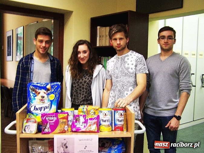 Zdjęcie w galerii na portalu naszraciborz.pl: Wymień karę na karmę - studenci Państwowej Wyższej Szkoły Zawodowej w Raciborzu wsparli schronisko dla zwierząt wiadomości z regionu