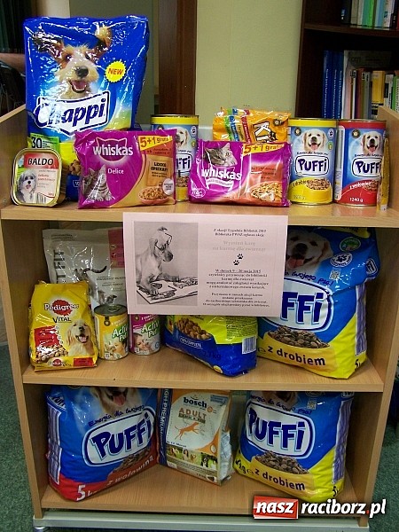 Zdjęcie w galerii na portalu naszraciborz.pl: Wymień karę na karmę - studenci Państwowej Wyższej Szkoły Zawodowej w Raciborzu wsparli schronisko dla zwierząt wiadomości z regionu