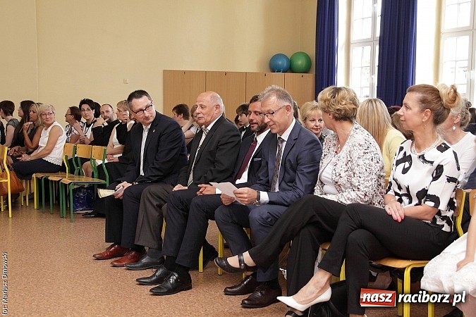Zdjęcie w galerii na portalu naszraciborz.pl: Uroczyste zakończenie roku szkolnego w SP 4 - nagrodzono finalistów i laureatów Przedmiotowych Konkursów Wojewódzkich wiadomości z regionu