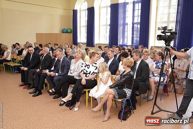 Zdjęcie w galerii na portalu naszraciborz.pl: Uroczyste zakończenie roku szkolnego w SP 4 - nagrodzono finalistów i laureatów Przedmiotowych Konkursów Wojewódzkich wiadomości z regionu