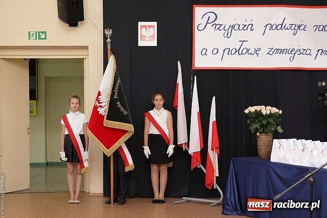 Zdjęcie w galerii na portalu naszraciborz.pl: Uroczyste zakończenie roku szkolnego w SP 4 - nagrodzono finalistów i laureatów Przedmiotowych Konkursów Wojewódzkich wiadomości z regionu