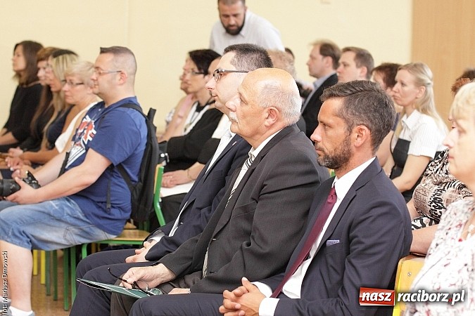 Zdjęcie w galerii na portalu naszraciborz.pl: Uroczyste zakończenie roku szkolnego w SP 4 - nagrodzono finalistów i laureatów Przedmiotowych Konkursów Wojewódzkich wiadomości z regionu