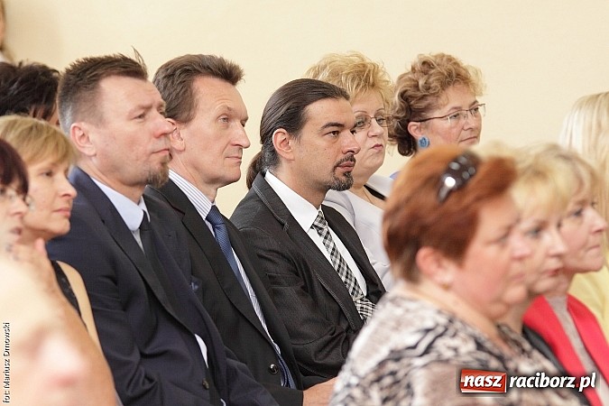 Zdjęcie w galerii na portalu naszraciborz.pl: Uroczyste zakończenie roku szkolnego w SP 4 - nagrodzono finalistów i laureatów Przedmiotowych Konkursów Wojewódzkich wiadomości z regionu