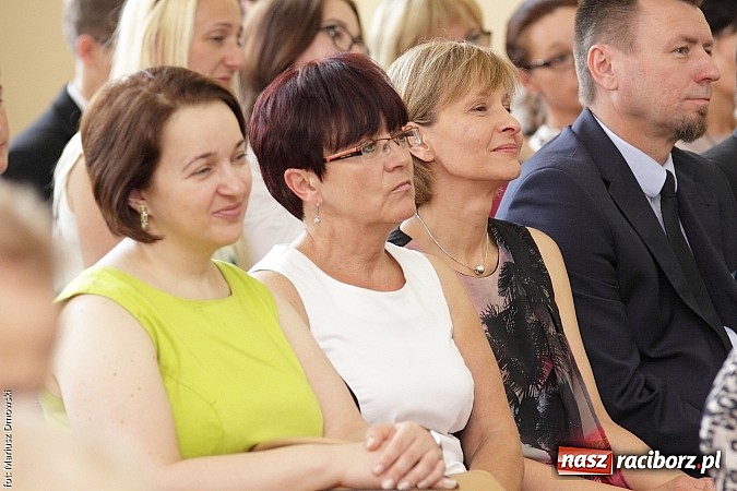 Zdjęcie w galerii na portalu naszraciborz.pl: Uroczyste zakończenie roku szkolnego w SP 4 - nagrodzono finalistów i laureatów Przedmiotowych Konkursów Wojewódzkich wiadomości z regionu