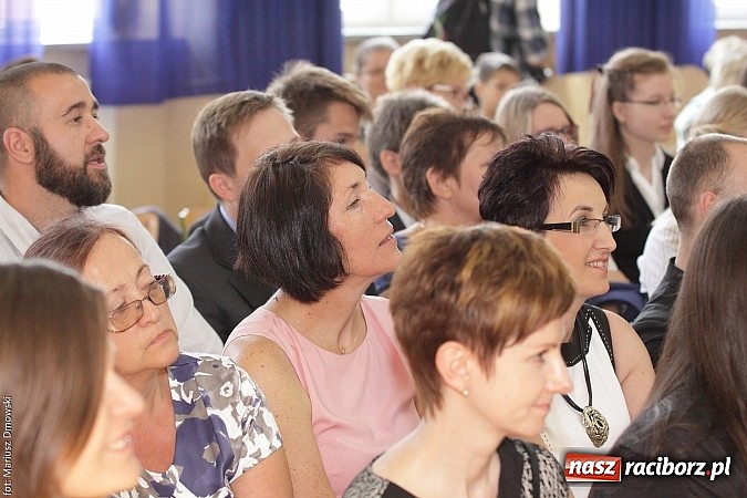 Zdjęcie w galerii na portalu naszraciborz.pl: Uroczyste zakończenie roku szkolnego w SP 4 - nagrodzono finalistów i laureatów Przedmiotowych Konkursów Wojewódzkich wiadomości z regionu