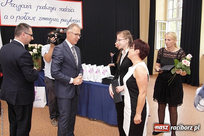 Zdjęcie w galerii na portalu naszraciborz.pl: Uroczyste zakończenie roku szkolnego w SP 4 - nagrodzono finalistów i laureatów Przedmiotowych Konkursów Wojewódzkich wiadomości z regionu