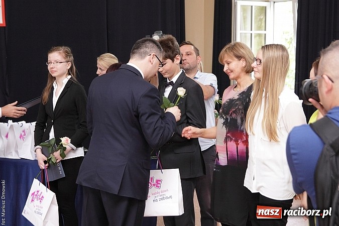Zdjęcie w galerii na portalu naszraciborz.pl: Uroczyste zakończenie roku szkolnego w SP 4 - nagrodzono finalistów i laureatów Przedmiotowych Konkursów Wojewódzkich wiadomości z regionu