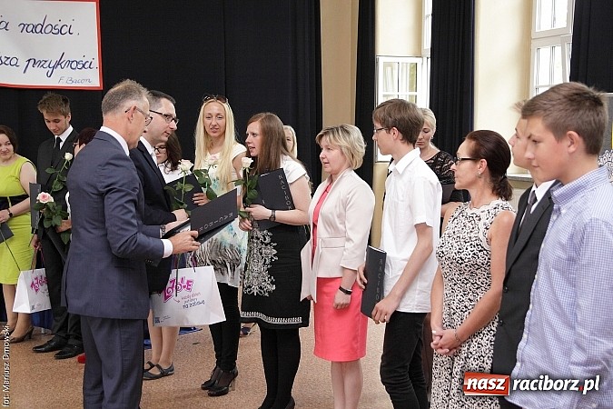 Zdjęcie w galerii na portalu naszraciborz.pl: Uroczyste zakończenie roku szkolnego w SP 4 - nagrodzono finalistów i laureatów Przedmiotowych Konkursów Wojewódzkich wiadomości z regionu