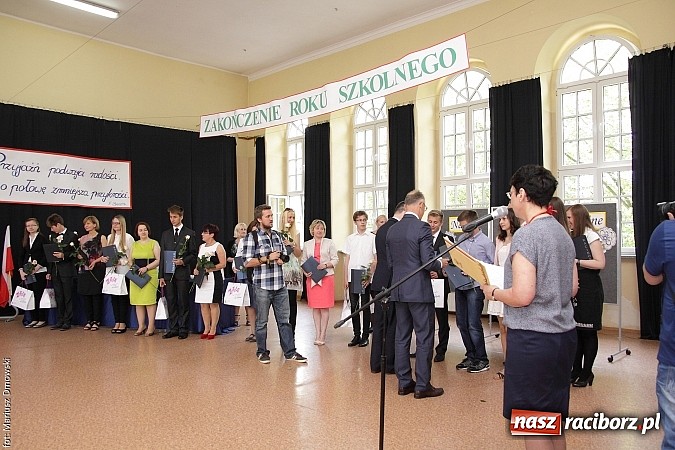 Zdjęcie w galerii na portalu naszraciborz.pl: Uroczyste zakończenie roku szkolnego w SP 4 - nagrodzono finalistów i laureatów Przedmiotowych Konkursów Wojewódzkich wiadomości z regionu