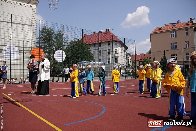 Zdjęcie w galerii na portalu naszraciborz.pl: Uroczyste zakończenie roku szkolnego w SP 4 - nagrodzono finalistów i laureatów Przedmiotowych Konkursów Wojewódzkich wiadomości z regionu