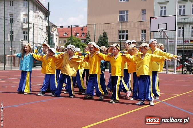 Zdjęcie w galerii na portalu naszraciborz.pl: Uroczyste zakończenie roku szkolnego w SP 4 - nagrodzono finalistów i laureatów Przedmiotowych Konkursów Wojewódzkich wiadomości z regionu