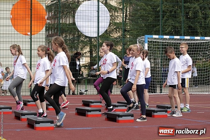 Zdjęcie w galerii na portalu naszraciborz.pl: Uroczyste zakończenie roku szkolnego w SP 4 - nagrodzono finalistów i laureatów Przedmiotowych Konkursów Wojewódzkich wiadomości z regionu