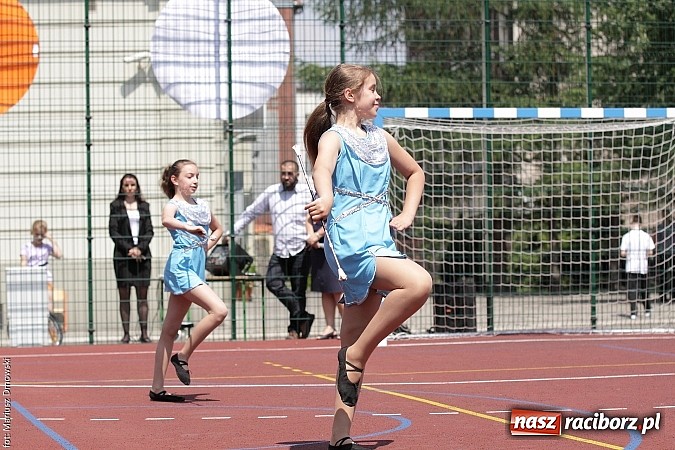 Zdjęcie w galerii na portalu naszraciborz.pl: Uroczyste zakończenie roku szkolnego w SP 4 - nagrodzono finalistów i laureatów Przedmiotowych Konkursów Wojewódzkich wiadomości z regionu