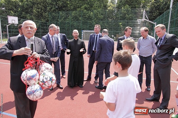 Zdjęcie w galerii na portalu naszraciborz.pl: Uroczyste zakończenie roku szkolnego w SP 4 - nagrodzono finalistów i laureatów Przedmiotowych Konkursów Wojewódzkich wiadomości z regionu