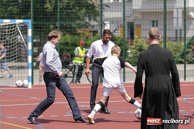 Zdjęcie w galerii na portalu naszraciborz.pl: Uroczyste zakończenie roku szkolnego w SP 4 - nagrodzono finalistów i laureatów Przedmiotowych Konkursów Wojewódzkich wiadomości z regionu