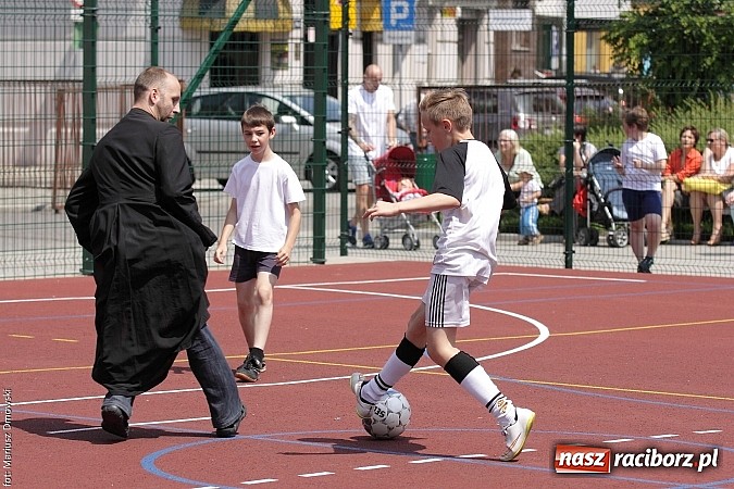 Zdjęcie w galerii na portalu naszraciborz.pl: Uroczyste zakończenie roku szkolnego w SP 4 - nagrodzono finalistów i laureatów Przedmiotowych Konkursów Wojewódzkich wiadomości z regionu