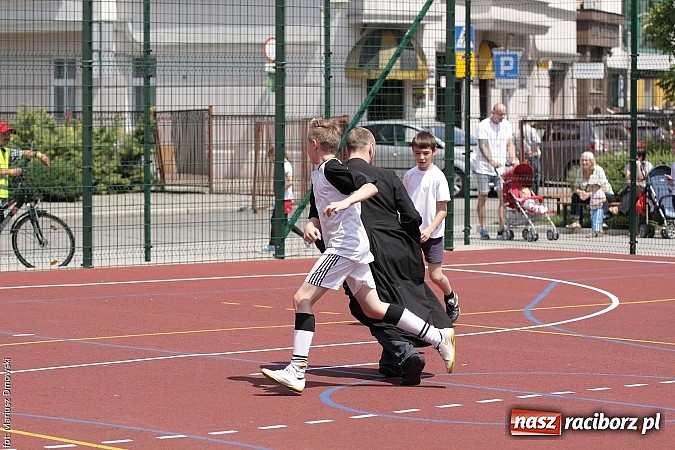 Zdjęcie w galerii na portalu naszraciborz.pl: Uroczyste zakończenie roku szkolnego w SP 4 - nagrodzono finalistów i laureatów Przedmiotowych Konkursów Wojewódzkich wiadomości z regionu