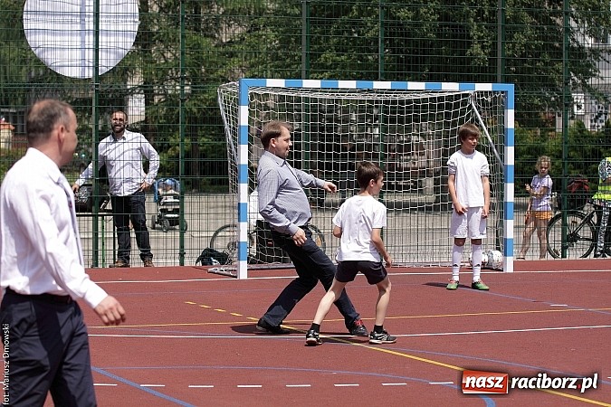Zdjęcie w galerii na portalu naszraciborz.pl: Uroczyste zakończenie roku szkolnego w SP 4 - nagrodzono finalistów i laureatów Przedmiotowych Konkursów Wojewódzkich wiadomości z regionu