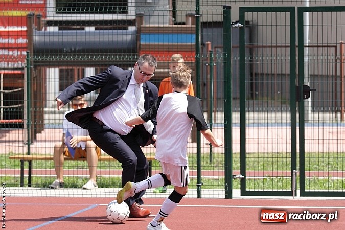 Zdjęcie w galerii na portalu naszraciborz.pl: Uroczyste zakończenie roku szkolnego w SP 4 - nagrodzono finalistów i laureatów Przedmiotowych Konkursów Wojewódzkich wiadomości z regionu