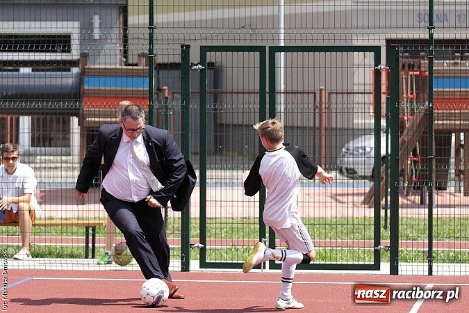 Zdjęcie w galerii na portalu naszraciborz.pl: Uroczyste zakończenie roku szkolnego w SP 4 - nagrodzono finalistów i laureatów Przedmiotowych Konkursów Wojewódzkich wiadomości z regionu