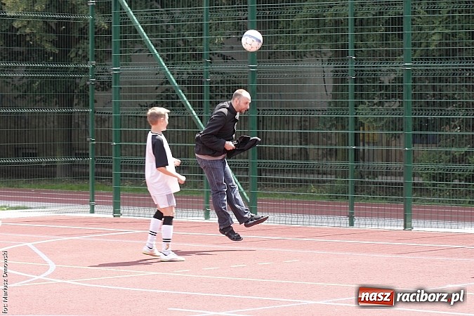 Zdjęcie w galerii na portalu naszraciborz.pl: Uroczyste zakończenie roku szkolnego w SP 4 - nagrodzono finalistów i laureatów Przedmiotowych Konkursów Wojewódzkich wiadomości z regionu