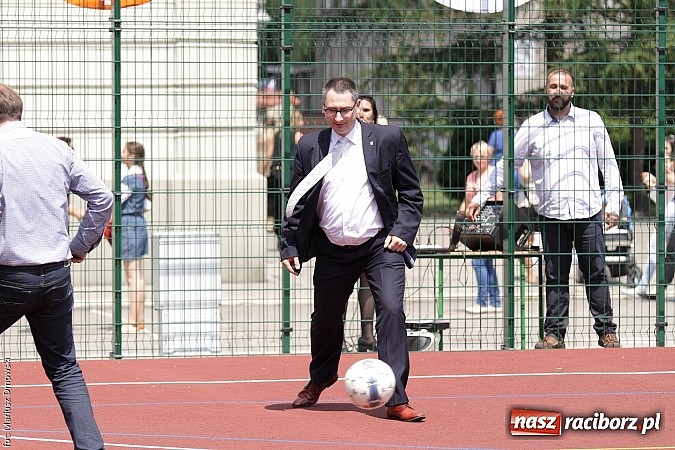 Zdjęcie w galerii na portalu naszraciborz.pl: Uroczyste zakończenie roku szkolnego w SP 4 - nagrodzono finalistów i laureatów Przedmiotowych Konkursów Wojewódzkich wiadomości z regionu