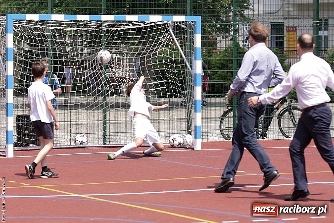 Zdjęcie w galerii na portalu naszraciborz.pl: Uroczyste zakończenie roku szkolnego w SP 4 - nagrodzono finalistów i laureatów Przedmiotowych Konkursów Wojewódzkich wiadomości z regionu