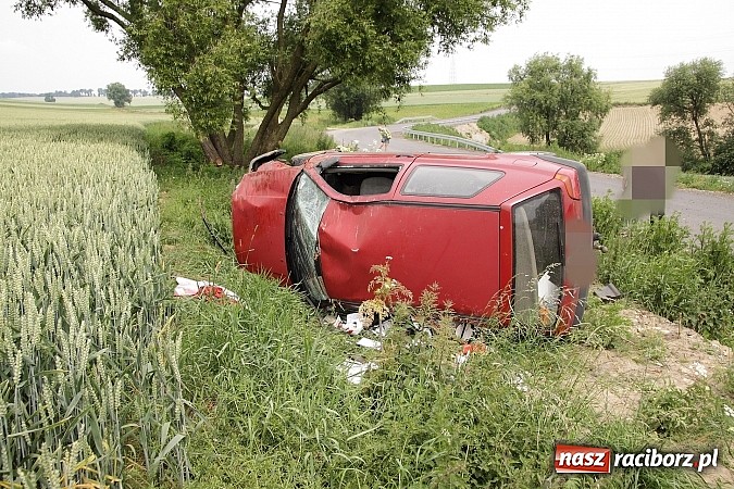 Zdjęcie w galerii na portalu naszraciborz.pl: Dachowanie golfa na trasie Miedonia-Brzeźnica wiadomości z regionu
