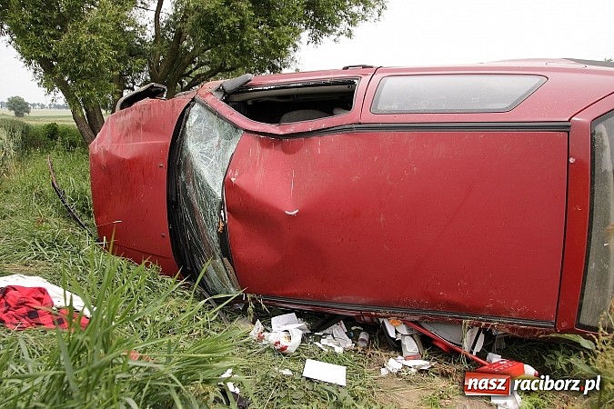 Zdjęcie w galerii na portalu naszraciborz.pl: Dachowanie golfa na trasie Miedonia-Brzeźnica wiadomości z regionu