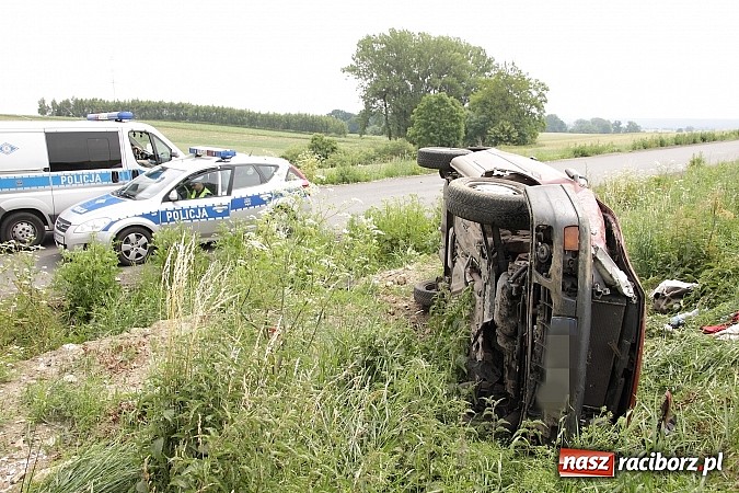 Zdjęcie w galerii na portalu naszraciborz.pl: Dachowanie golfa na trasie Miedonia-Brzeźnica wiadomości z regionu