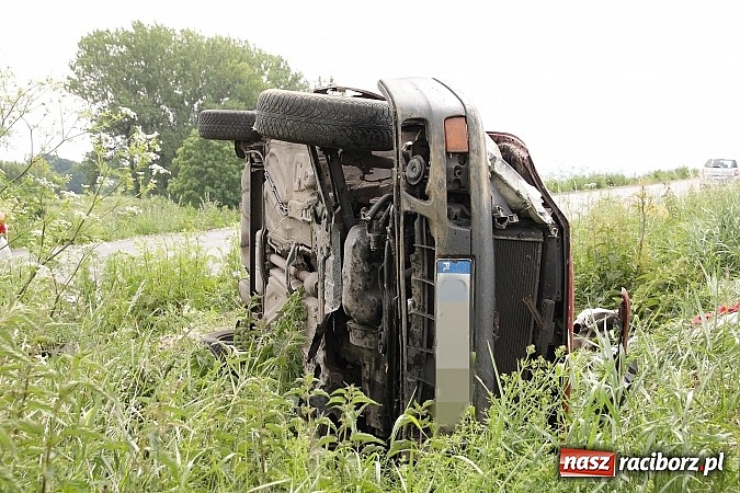 Zdjęcie w galerii na portalu naszraciborz.pl: Dachowanie golfa na trasie Miedonia-Brzeźnica wiadomości z regionu