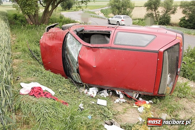 Zdjęcie w galerii na portalu naszraciborz.pl: Dachowanie golfa na trasie Miedonia-Brzeźnica wiadomości z regionu