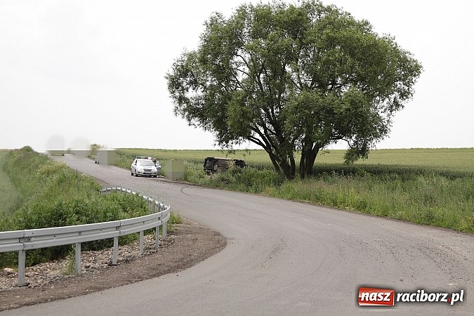 Zdjęcie w galerii na portalu naszraciborz.pl: Dachowanie golfa na trasie Miedonia-Brzeźnica wiadomości z regionu