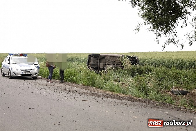 Zdjęcie w galerii na portalu naszraciborz.pl: Dachowanie golfa na trasie Miedonia-Brzeźnica wiadomości z regionu