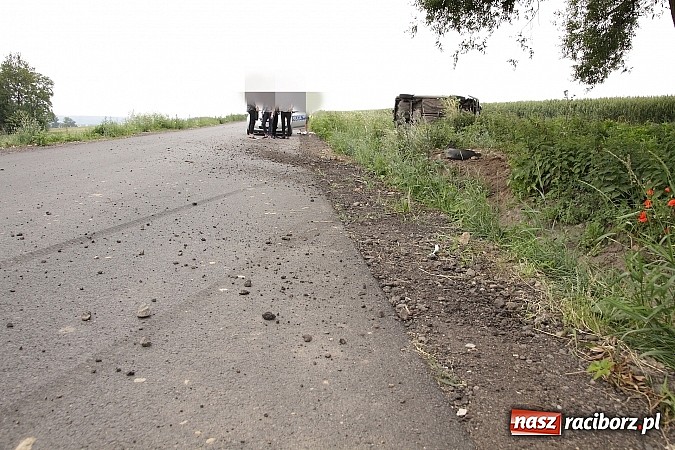 Zdjęcie w galerii na portalu naszraciborz.pl: Dachowanie golfa na trasie Miedonia-Brzeźnica wiadomości z regionu