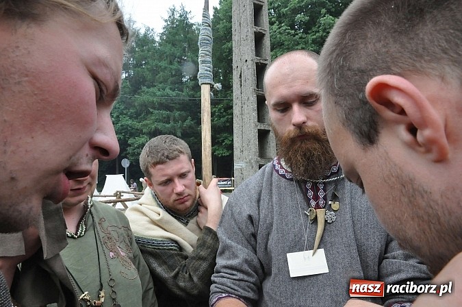 Zdjęcie w galerii na portalu naszraciborz.pl: Manewry wojów w lesie Obora. Stoczono kilka potyczek. Bez przelewek wiadomości z regionu