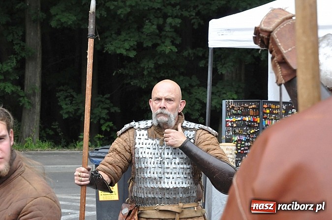 Zdjęcie w galerii na portalu naszraciborz.pl: Manewry wojów w lesie Obora. Stoczono kilka potyczek. Bez przelewek wiadomości z regionu