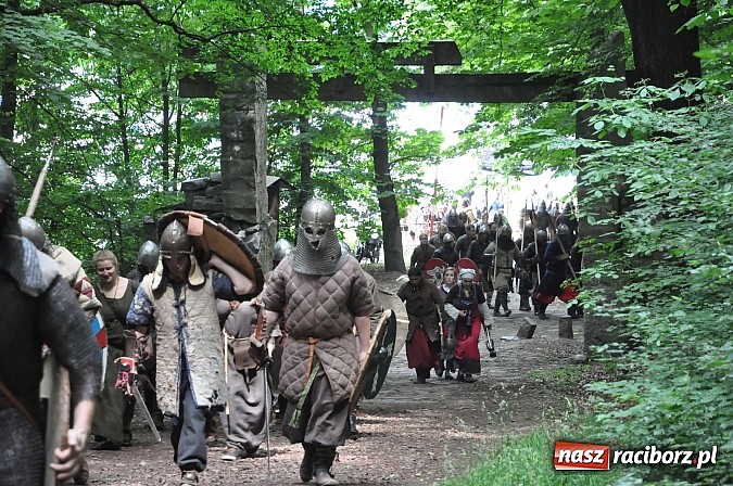 Zdjęcie w galerii na portalu naszraciborz.pl: Manewry wojów w lesie Obora. Stoczono kilka potyczek. Bez przelewek wiadomości z regionu