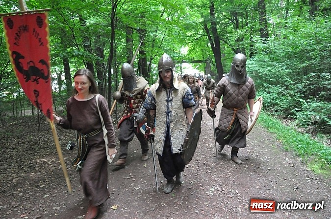 Zdjęcie w galerii na portalu naszraciborz.pl: Manewry wojów w lesie Obora. Stoczono kilka potyczek. Bez przelewek wiadomości z regionu