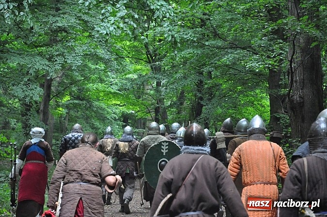 Zdjęcie w galerii na portalu naszraciborz.pl: Manewry wojów w lesie Obora. Stoczono kilka potyczek. Bez przelewek wiadomości z regionu
