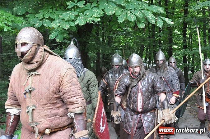 Zdjęcie w galerii na portalu naszraciborz.pl: Manewry wojów w lesie Obora. Stoczono kilka potyczek. Bez przelewek wiadomości z regionu