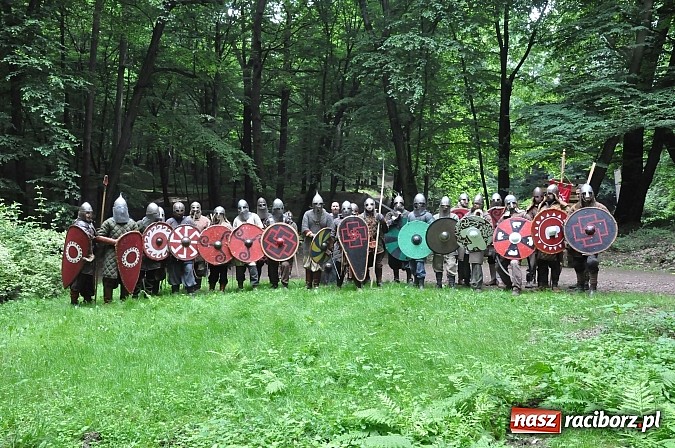 Zdjęcie w galerii na portalu naszraciborz.pl: Manewry wojów w lesie Obora. Stoczono kilka potyczek. Bez przelewek wiadomości z regionu