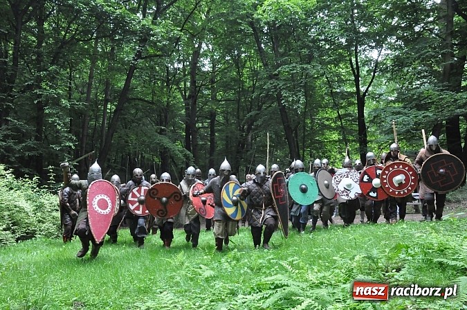 Zdjęcie w galerii na portalu naszraciborz.pl: Manewry wojów w lesie Obora. Stoczono kilka potyczek. Bez przelewek wiadomości z regionu