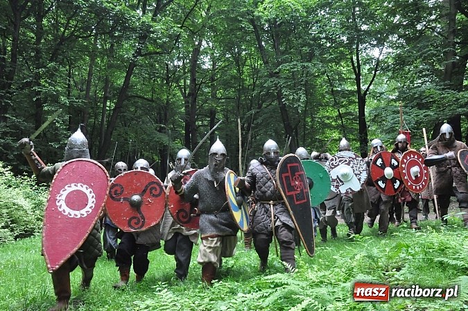 Zdjęcie w galerii na portalu naszraciborz.pl: Manewry wojów w lesie Obora. Stoczono kilka potyczek. Bez przelewek wiadomości z regionu