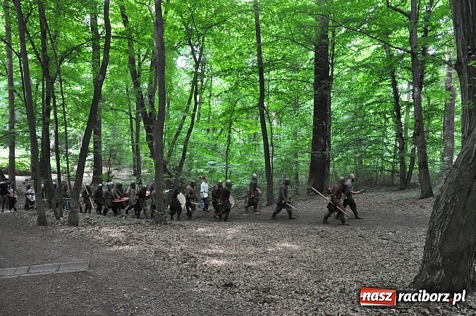 Zdjęcie w galerii na portalu naszraciborz.pl: Manewry wojów w lesie Obora. Stoczono kilka potyczek. Bez przelewek wiadomości z regionu