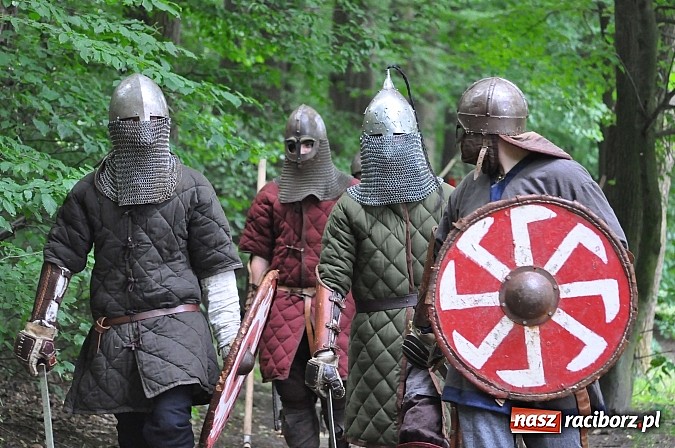 Zdjęcie w galerii na portalu naszraciborz.pl: Manewry wojów w lesie Obora. Stoczono kilka potyczek. Bez przelewek wiadomości z regionu