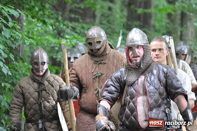 Zdjęcie w galerii na portalu naszraciborz.pl: Manewry wojów w lesie Obora. Stoczono kilka potyczek. Bez przelewek wiadomości z regionu