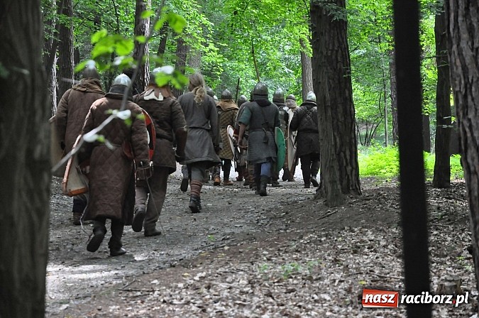 Zdjęcie w galerii na portalu naszraciborz.pl: Manewry wojów w lesie Obora. Stoczono kilka potyczek. Bez przelewek wiadomości z regionu